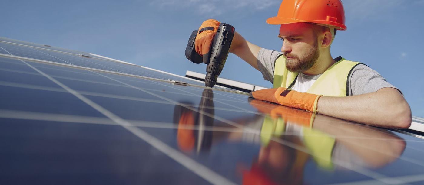 Installateur posant des panneaux solaires